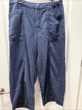 Treasure & Bond Wide Leg Cargo Pants in Navy Blue